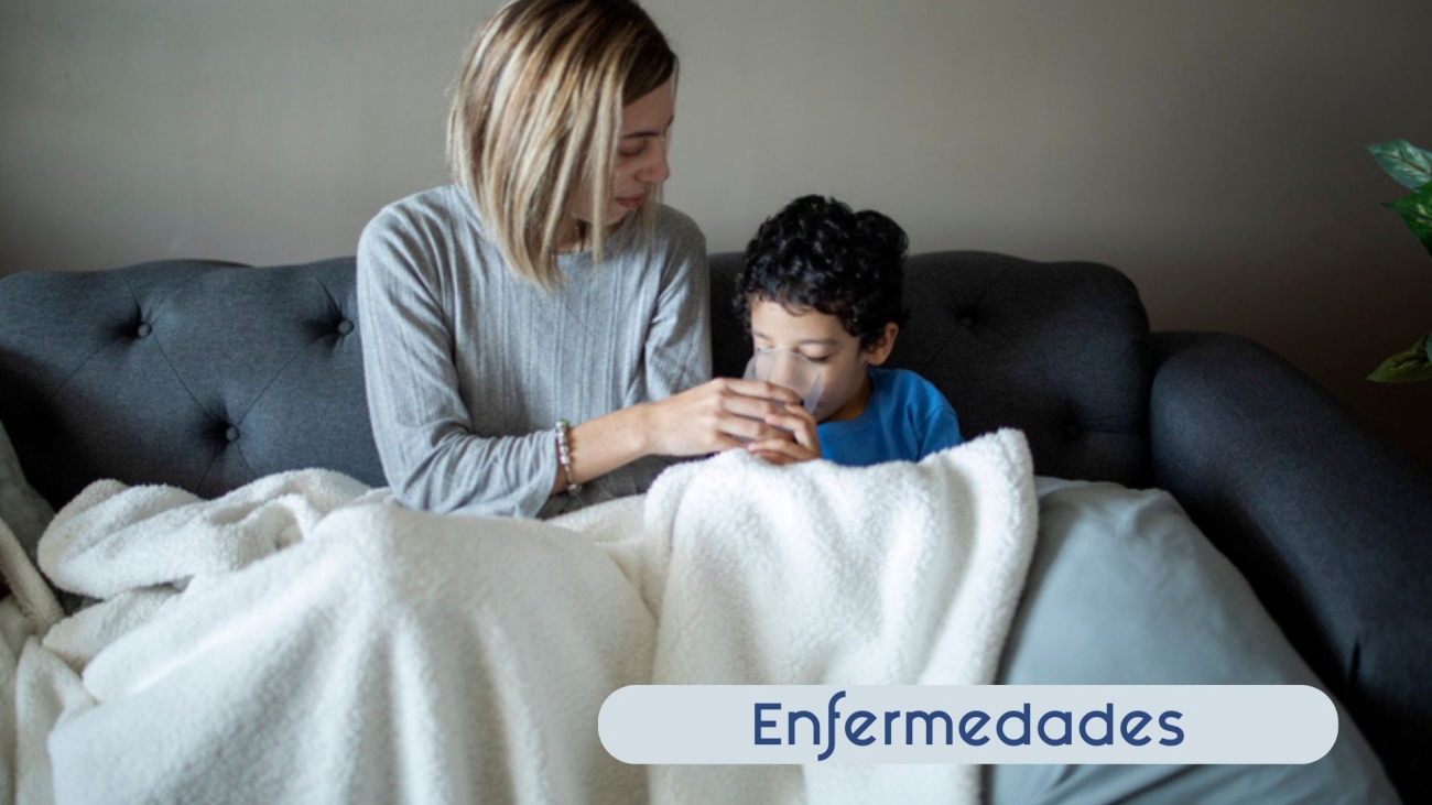 Mujer le da un vaso de agua a su hijo en una cama Categoria enfermedades