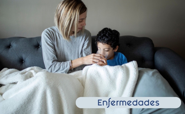 Mujer le da un vaso de agua a su hijo en una cama Categoria enfermedades