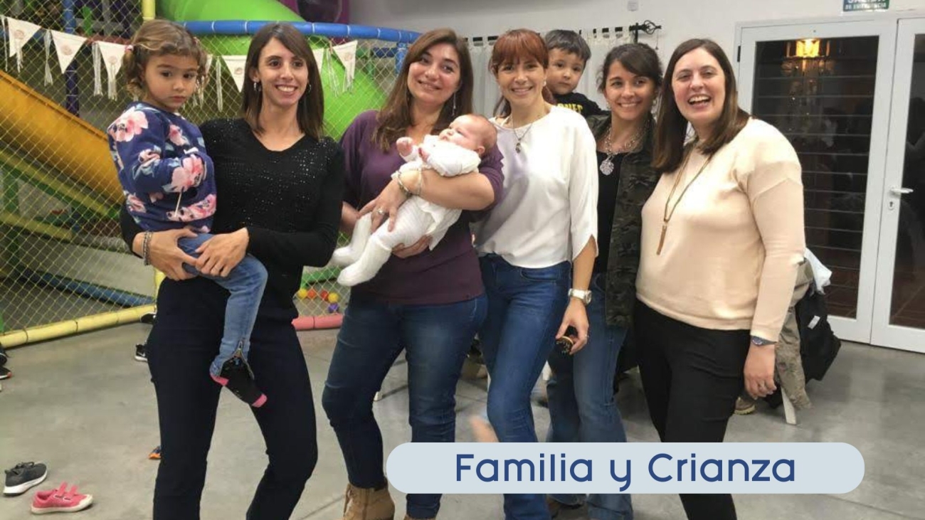 Grupo de mujeres en un alon de pie dos con bebes en brazos Categoria Familia y crianza