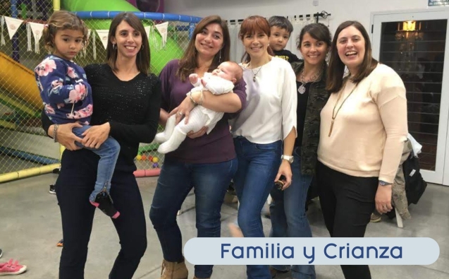 Grupo de mujeres en un alon de pie dos con bebes en brazos Categoria Familia y crianza
