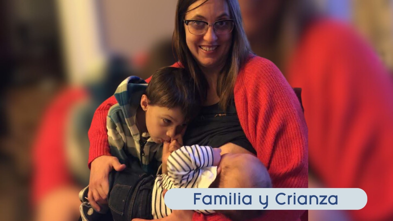 Mujer dando el pecho a su bebe con otro ninio en brazos sonrie a la camara categoria Familia y Crianza