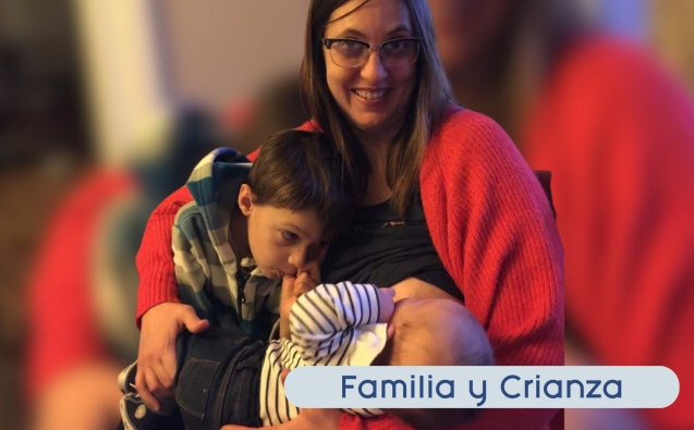 Mujer dando el pecho a su bebe con otro ninio en brazos sonrie a la camara categoria Familia y Crianza